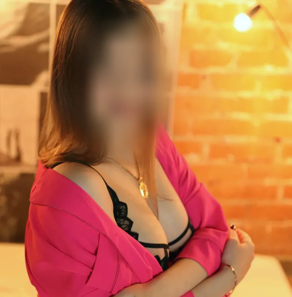 Nora, 22